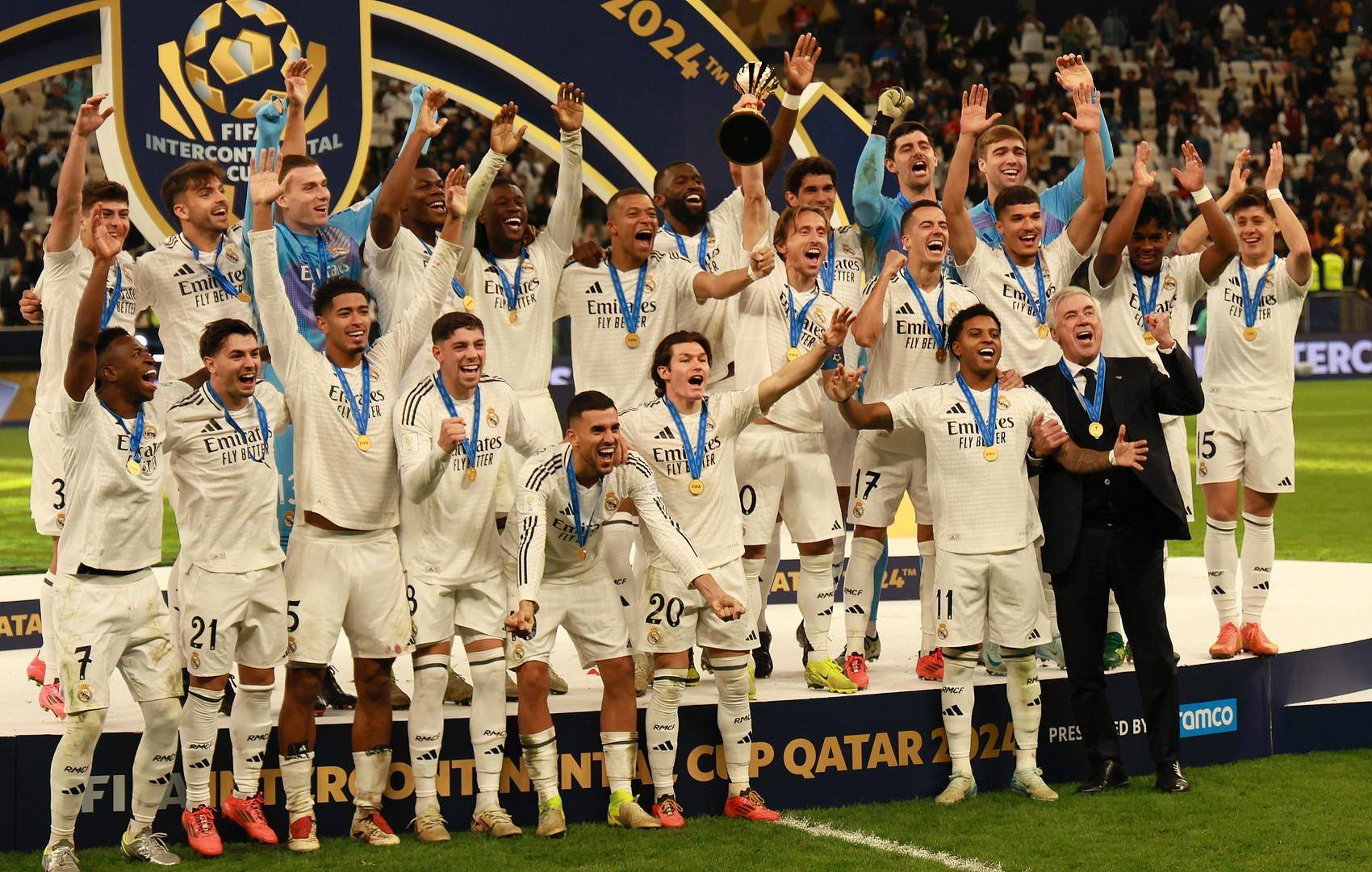 阿诺德受伤影响皇马阵容，巴尔韦德需客串右后卫，球迷呼吁调整阵型。