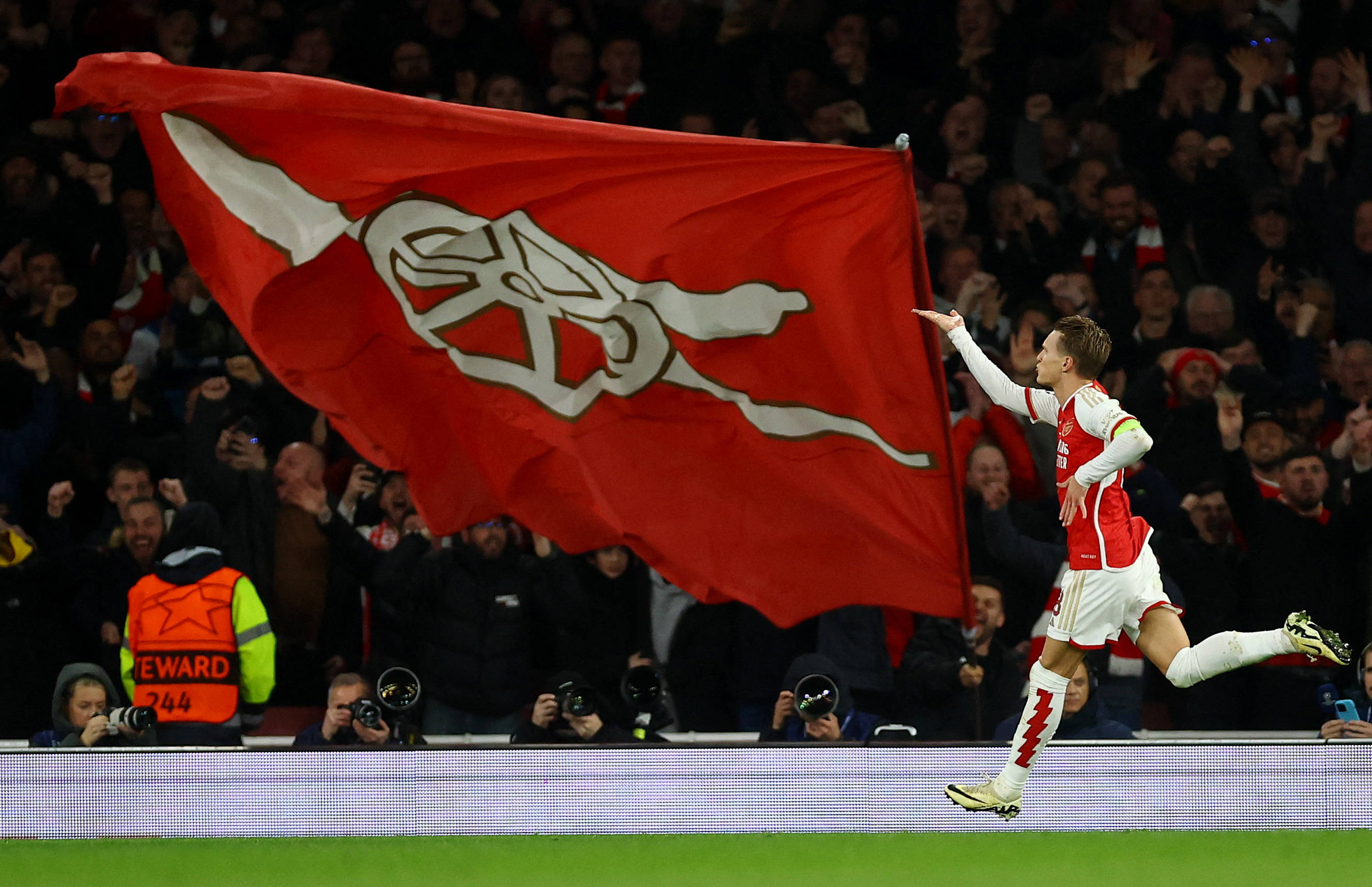 曼联2弃将左右意甲冠军，4500万前锋梅开二度，那不勒斯5连胜登顶