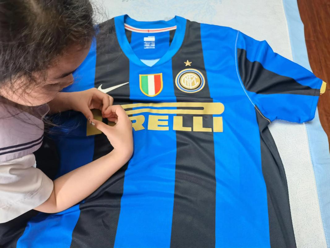 足球欧洲金童奖结果揭晓，新科得主含泪发声